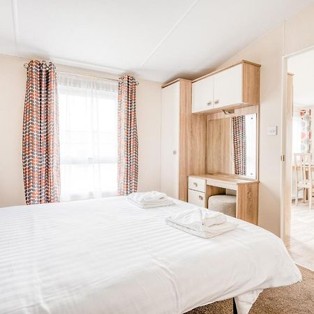 Rosefinch Sleeps 2 Persons-Private Hot Tub-Tranquil Holiday Away From It All Yet Not Far From St Austell- The Holiday Home Has One Bedroom, Living And Dining Area, Equipped Kitchen-Decking-Outdoor Furniture-Fishing Lakes-Non Pet Unit Exterior photo