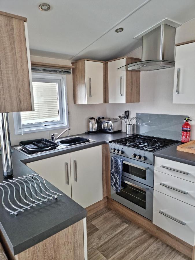 Rosefinch Sleeps 2 Persons-Private Hot Tub-Tranquil Holiday Away From It All Yet Not Far From St Austell- The Holiday Home Has One Bedroom, Living And Dining Area, Equipped Kitchen-Decking-Outdoor Furniture-Fishing Lakes-Non Pet Unit Exterior photo
