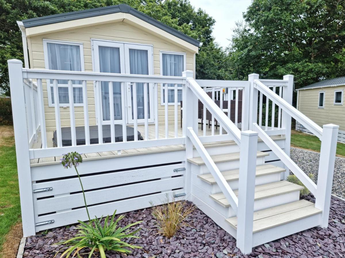 Rosefinch Sleeps 2 Persons-Private Hot Tub-Tranquil Holiday Away From It All Yet Not Far From St Austell- The Holiday Home Has One Bedroom, Living And Dining Area, Equipped Kitchen-Decking-Outdoor Furniture-Fishing Lakes-Non Pet Unit Exterior photo
