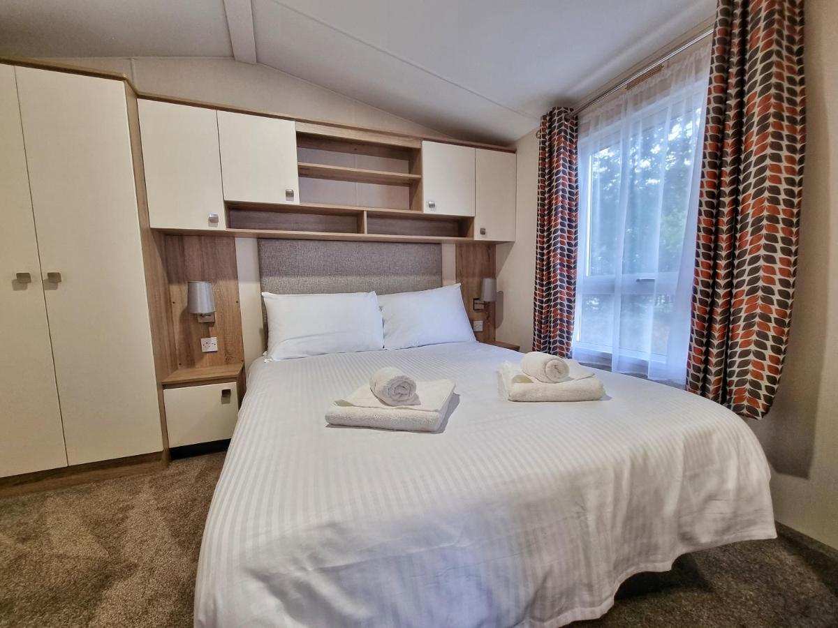 Rosefinch Sleeps 2 Persons-Private Hot Tub-Tranquil Holiday Away From It All Yet Not Far From St Austell- The Holiday Home Has One Bedroom, Living And Dining Area, Equipped Kitchen-Decking-Outdoor Furniture-Fishing Lakes-Non Pet Unit Exterior photo