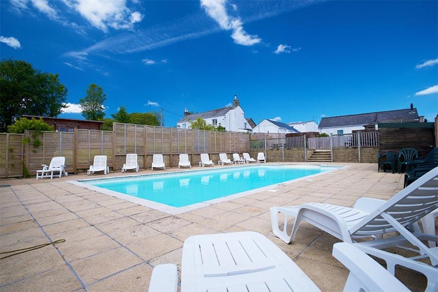 Rosefinch Sleeps 2 Persons-Private Hot Tub-Tranquil Holiday Away From It All Yet Not Far From St Austell- The Holiday Home Has One Bedroom, Living And Dining Area, Equipped Kitchen-Decking-Outdoor Furniture-Fishing Lakes-Non Pet Unit Exterior photo