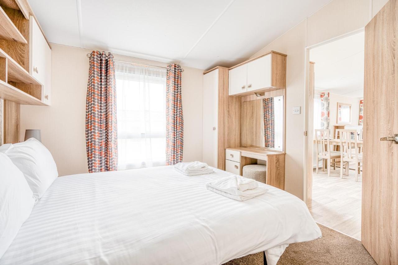 Rosefinch Sleeps 2 Persons-Private Hot Tub-Tranquil Holiday Away From It All Yet Not Far From St Austell- The Holiday Home Has One Bedroom, Living And Dining Area, Equipped Kitchen-Decking-Outdoor Furniture-Fishing Lakes-Non Pet Unit Exterior photo